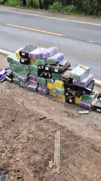 Carreta se acidenta e PRF encontra 2 toneladas de maconha na BR-365