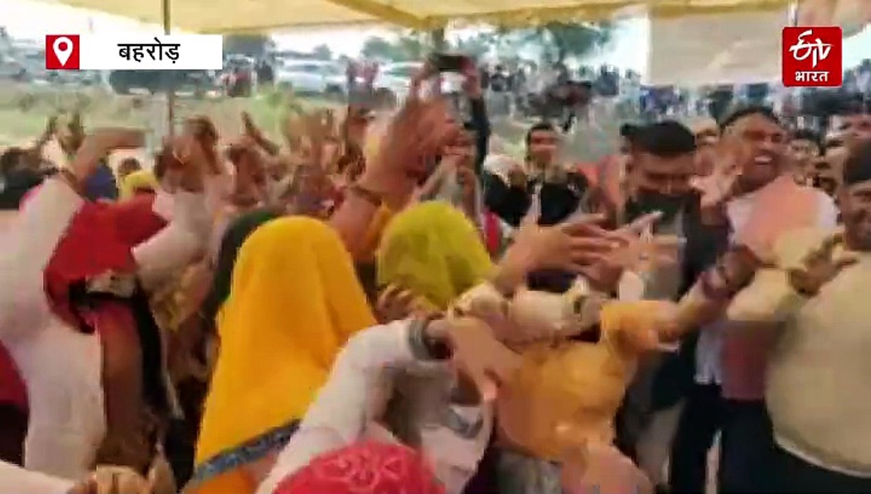 ग्रामीणों ने नदी में बोरवेल का किया विरोध, विधायक ने रद्द कराए, ग्रामीणों संग लगाए ठुमके