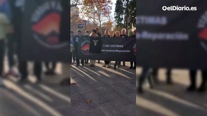 Decenas de familiares de ancianos fallecidos en residencias de Madrid exigen la dimisión de Ayuso en los juzgados