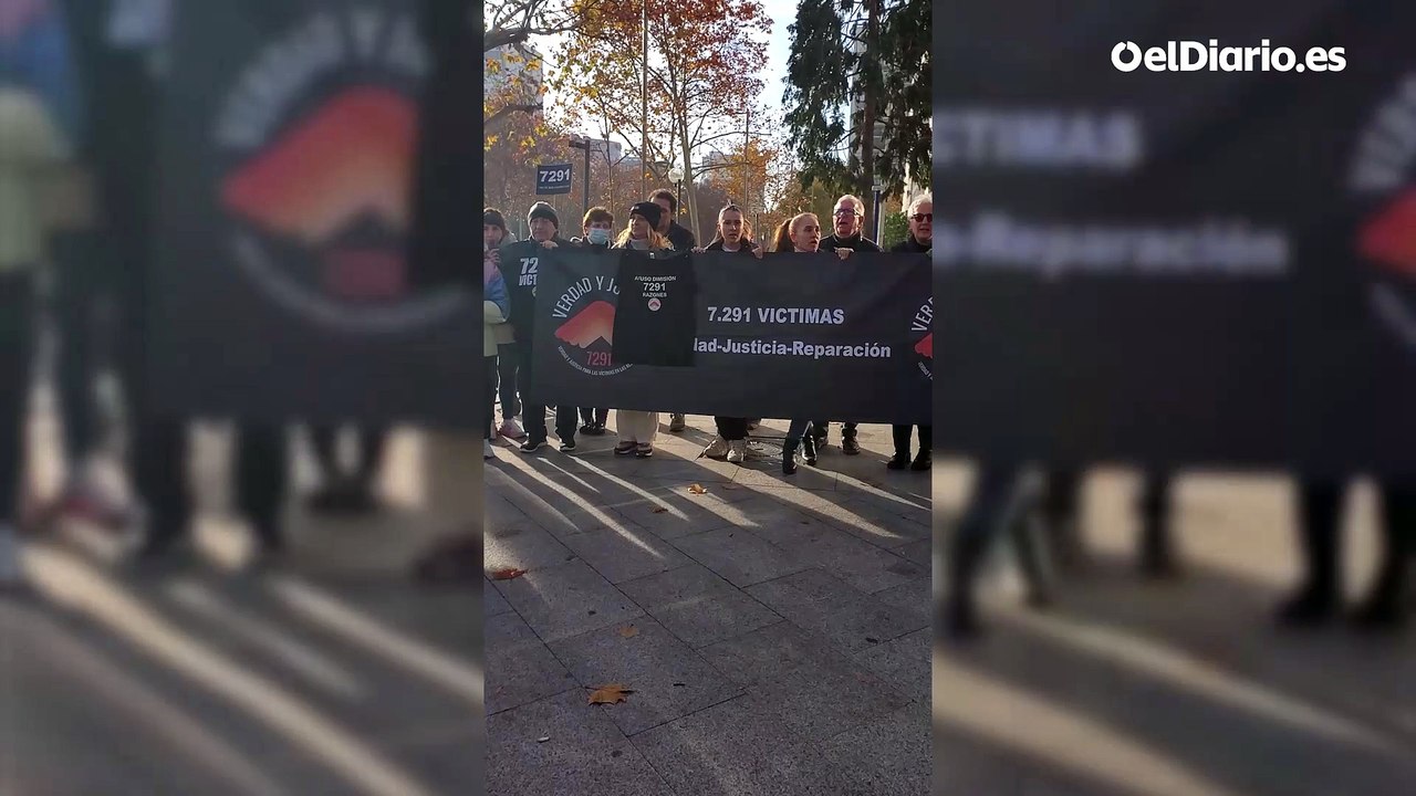 Decenas de familiares de ancianos fallecidos en residencias de Madrid exigen la dimisión de Ayuso en los juzgados