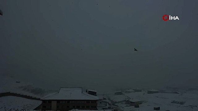 Beyaz kabus başladı: Yoğun kar yağışı uçak seferlerini durdurdu!