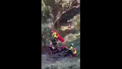 I soccorsi all'operaio edile precipitato nel dirupo a Positano