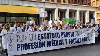Los médicos claman: "Mónica traidora, dónde estás ahora". Ya en el Ministerio