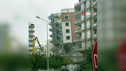 Ağır hasarlı bina yıkım sırasında korna sesiyle yerle bir oldu, facianın eşiğinden dönüldü