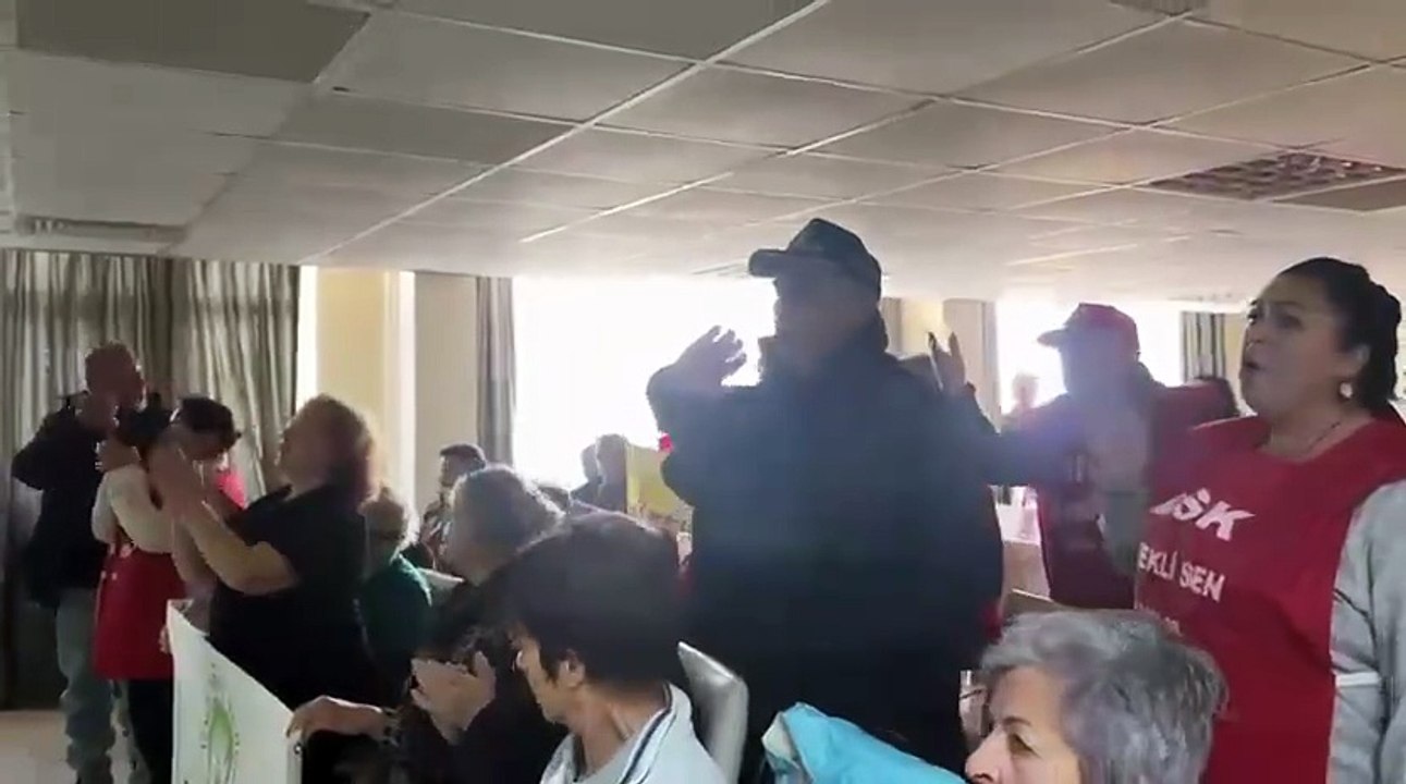 Alaçatı’nın doğal koyunda yapılması istenen Yat Limanı Projesi ÇED toplantısı halkın tepkisiyle iptal edildi