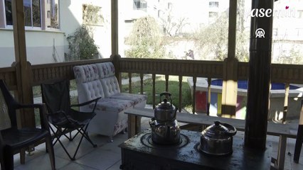 Emekli Doktor Yakup İşleyen, Oltu taşını ahşap oymacılığıyla sanata dönüştürüyor