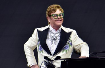 Sir Elton John has hit back at social media comments about his 'dirty' kitchen