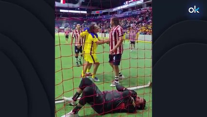 El mítico Cuauhtémoc Blanco agrede a un portero en un partido de leyendas