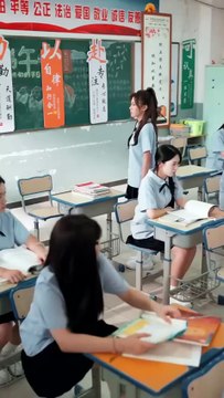 In the end, in order to improve Bai Yueguang's grades, he deliberately approached the good girl and let her indulge in love, and even the place in the postgraduate school was calculated by him, until she completely saw that she was a tool from beginning t