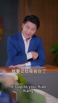 Seven years after the end, they reunited with each other's saviors, and now he is blind and does not dare to take the initiative to approach, but she bravely pursues love without flinching, laughing at herself, saying that she is blind and lame, we are ma