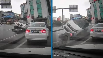 Motosiklete çarpan otomobil takla attı; ölümden döndü