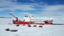 China's 42nd Antarctic Expedition team unloads supplies at Zhongshan Station