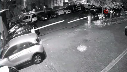 Pendik'te direksiyon hakimiyetini kaybeden sürücü park halindeki araçlara çarptı!