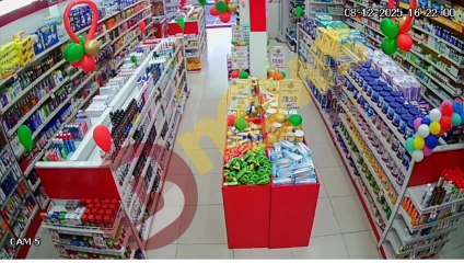 Câmeras de segurança flagram suspeitos armados roubando farmácia em Salvador; assista