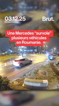 Une Mercedes décolle au-dessus d'un bus et de deux voitures