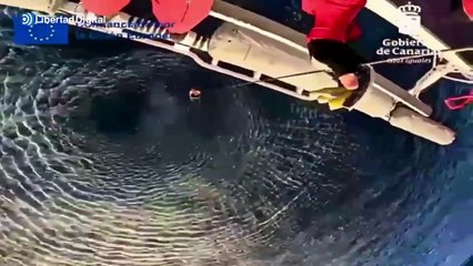 Espectacular rescate de dos pescadores en Lanzarote por fuerte oleaje