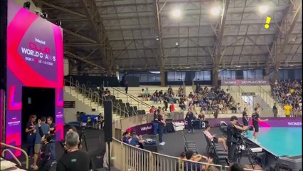 Arena Pacaembu praticamente vazia para a estreia do Mundial de Clubes de vôlei feminino.