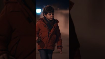 ولد صغير عم يتحدى الكلاب الضالة بنص الليل  -  البحر الأسود  Sen Anlat Karadeniz - #shorts