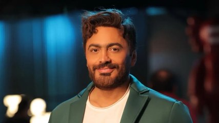 أول ظهور لتامر حسني بعد أزمته الصحية… يصلي الجمعة جالساً على كرسي