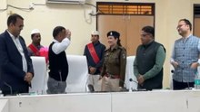 Video: कलेक्टर ने महिला थाना प्रभारी सुनीता भारद्वाज को किया सैल्यूट, ग्रामीण मारते रहे पत्थर लेकिन नहीं डिगा हौसला