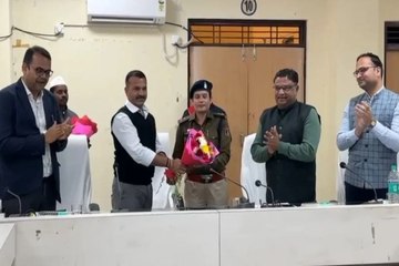 Video: कलेक्टर ने महिला थाना प्रभारी सुनीता भारद्वाज को किया सैल्यूट, ग्रामीण मारते रहे पत्थर लेकिन नहीं डिगा हौसला