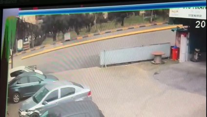 Darıca’da facia teğet geçti! Araç durağa daldı