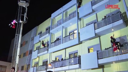 Grecia, vigili del fuoco vestiti da Babbo Natale portano regali a bambini malati