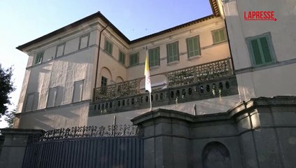 Papa e Zelensky si affacciano a Castel Gandolfo per un saluto alla telecamere