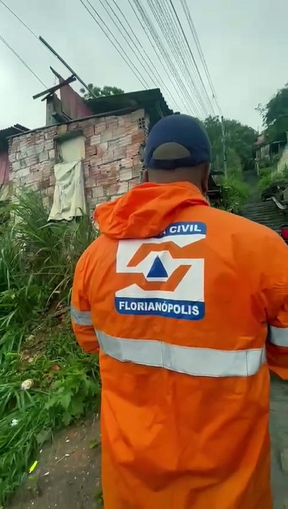 Duas casas desabam com fortes chuvas no Centro de Florianópolis
