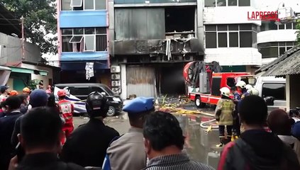 Indonesia: incendio in palazzo di uffici a Giacarta, i soccorritori in azione