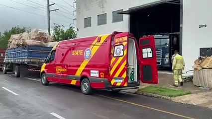 Motorista tem suspeita de fraturas após ser atingido por fardo de papel de meia tonelada