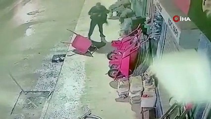 Eline ne geçtiyse yola fırlattı