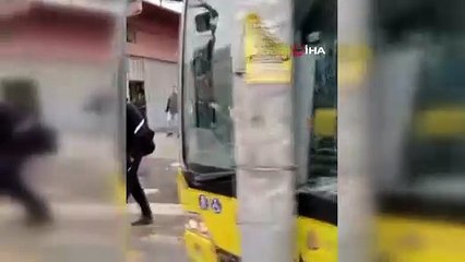 İETT otobüsü direğe çarptı