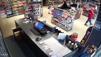 Tunceli’de 4.2’lik deprem anı güvenlik kamerasına yansıdı