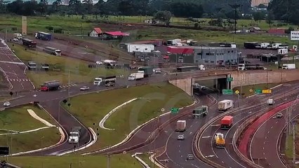 Câmera da CATVE flagra momento em que dois carros batem no Trevo Cataratas