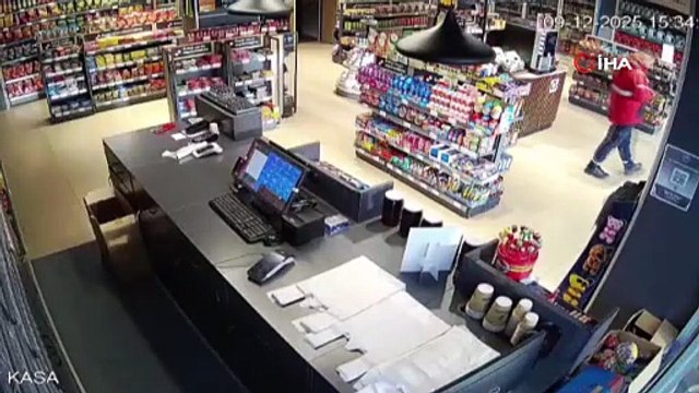 Tunceli’de 4.2’lik deprem anı güvenlik kamerasına yansıdı