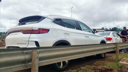 Carros se envolvem em colisão de trânsito no Trevo Cataratas