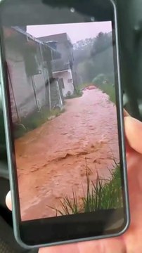 Bebê morre após carro ser arrastado em enxurrada causada por chuva em Palhoça