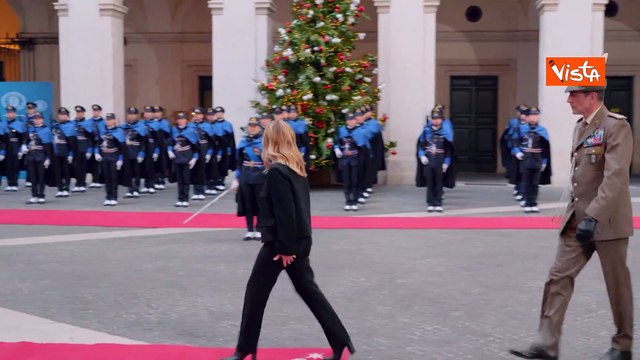 Zelensky a Palazzo Chigi, abbraccio e stretta di mano con Meloni al suo arrivo