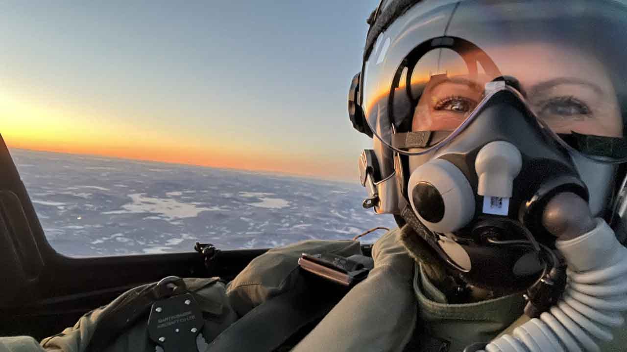 Sveriges kronprinsessa flyger JAS 39 Gripen efter att ha avslutat militär utbildning