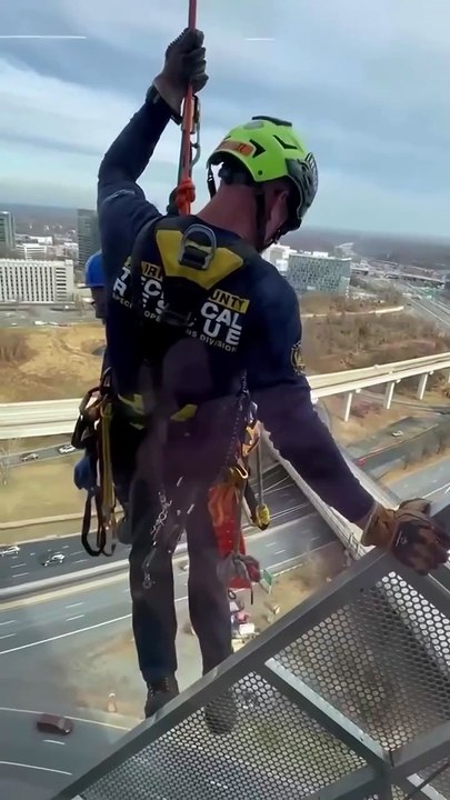 La nacelle de ces deux laveurs de vitres lâche au 15ᵉ étage d'un immeuble