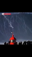🌊 Record à Nazaré : attention au vrai chiffre 🇵🇹🏄‍♂️  Sebastian Steudtner, légende allemande du big wave, a encore frappé à Nazaré… mais pas avec une vague de 115 ft comme certains posts viraux l’affirment.