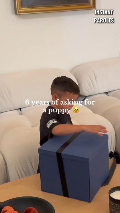 Ce garçon fête son 6ème anniversaire puis découvre une surprise inattendue