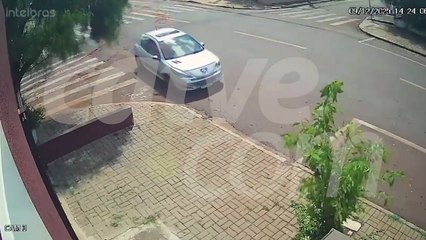 Câmera registra Peugeot em chamas descendo rua Leonardo da Vinci em Cascavel