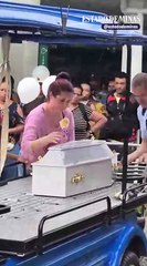 Sepultamento do menino Hariel, que foi atropelado por um Gol, é preenchido por lágrimas, fumaça e fogos de artificio