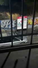 Lui il déteste les essuis-glaces de voiture...