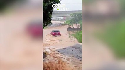 Família morre após carro ser arrastado pela enxurrada durante temporal em SC