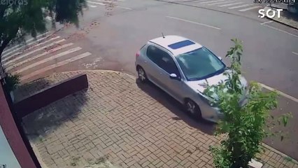 Vídeo mostra momento em que Peugeot pega fogo; Vítima morreu carbonizada