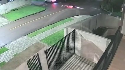 Câmeras flagram acidente e motociclista em surto atacando socorrista antes de morrer em Curitiba; veja