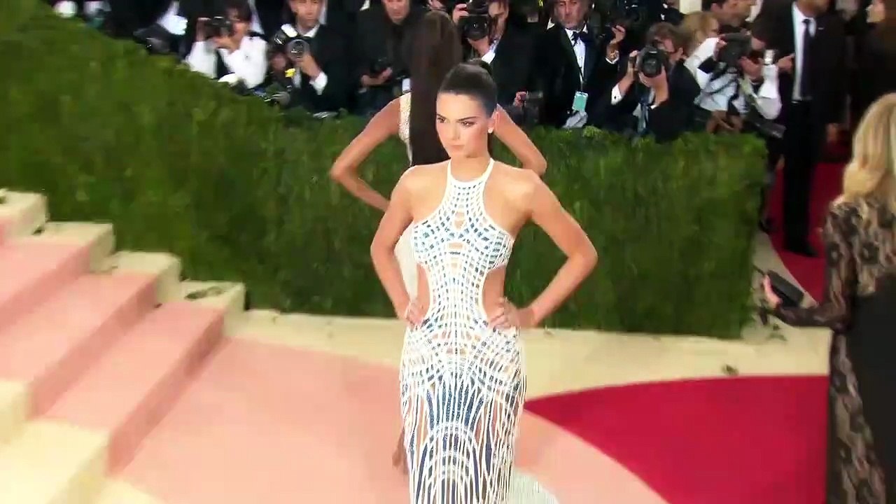 Khloe Kardashian Reacts To Kylie Jenner & Kendall Jenner KUWTK Drama